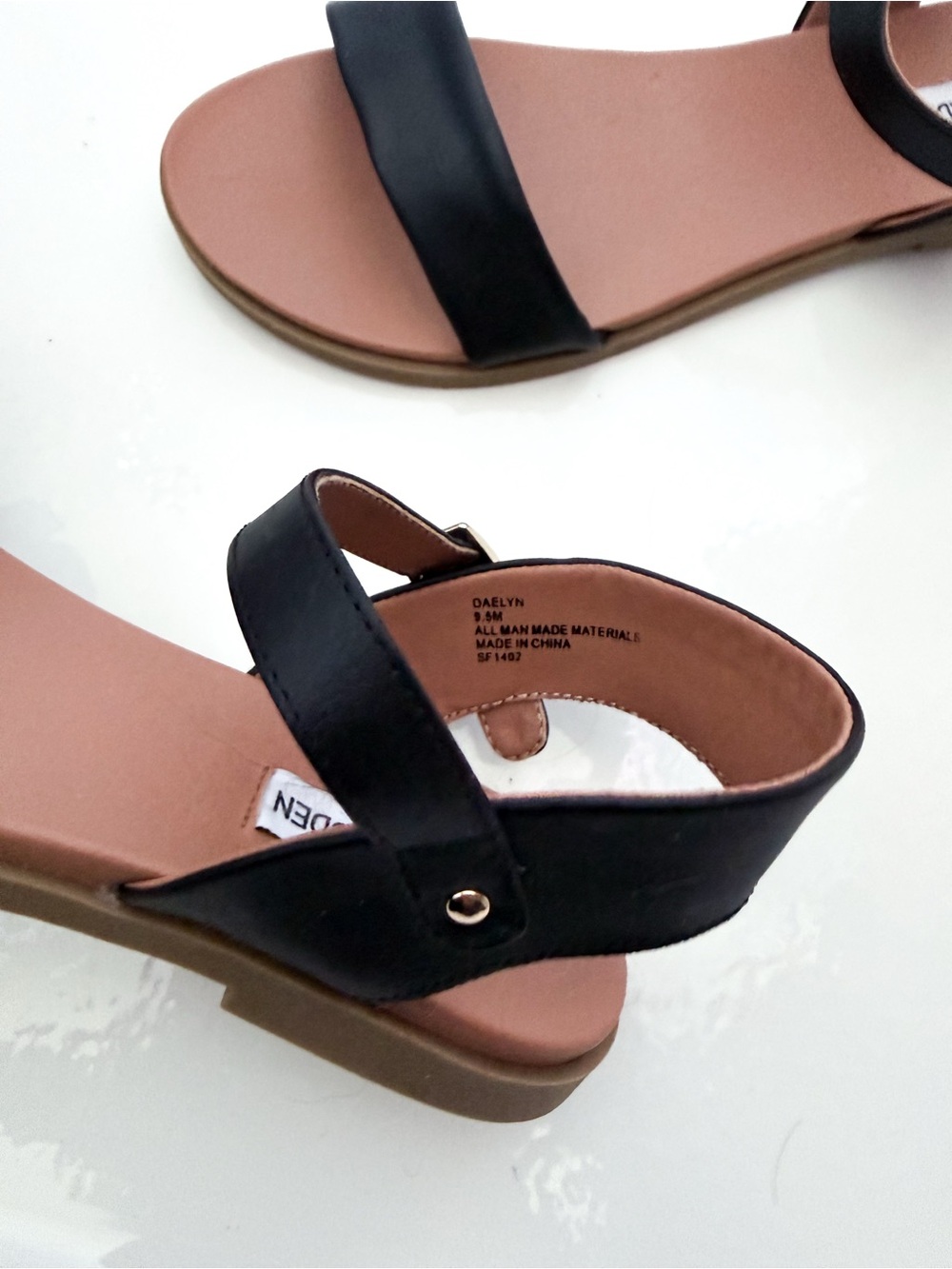 Steve Madden Daelyn Black Ankle Strap Flat Sandals Size 9.5 Leather Look - Picture 4 of 6